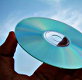 Una mano tiene un compact disk (CD)