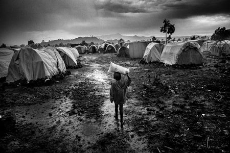 Un bimbo nella bolgia infernale degli sfollati in Congo, vittima dell'odio etnico degli M23