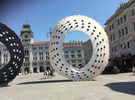 Installazione sulla bora in Piazza dell'Unità a Trieste